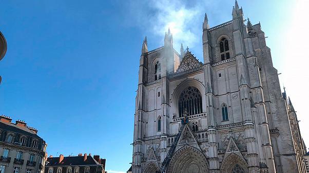 La justicia investiga si el incendio en la Catedral de Nantes fue provocado