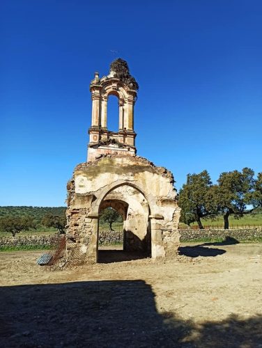 Arrasan con una excavadora una iglesia visigoda en Badajoz